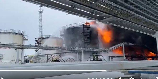 俄洲际导弹工厂爆炸，无人机攻击致俄原油加工量暴跌