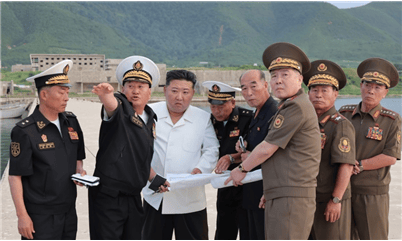 金正恩视察炮校、海军基地和军工企业等