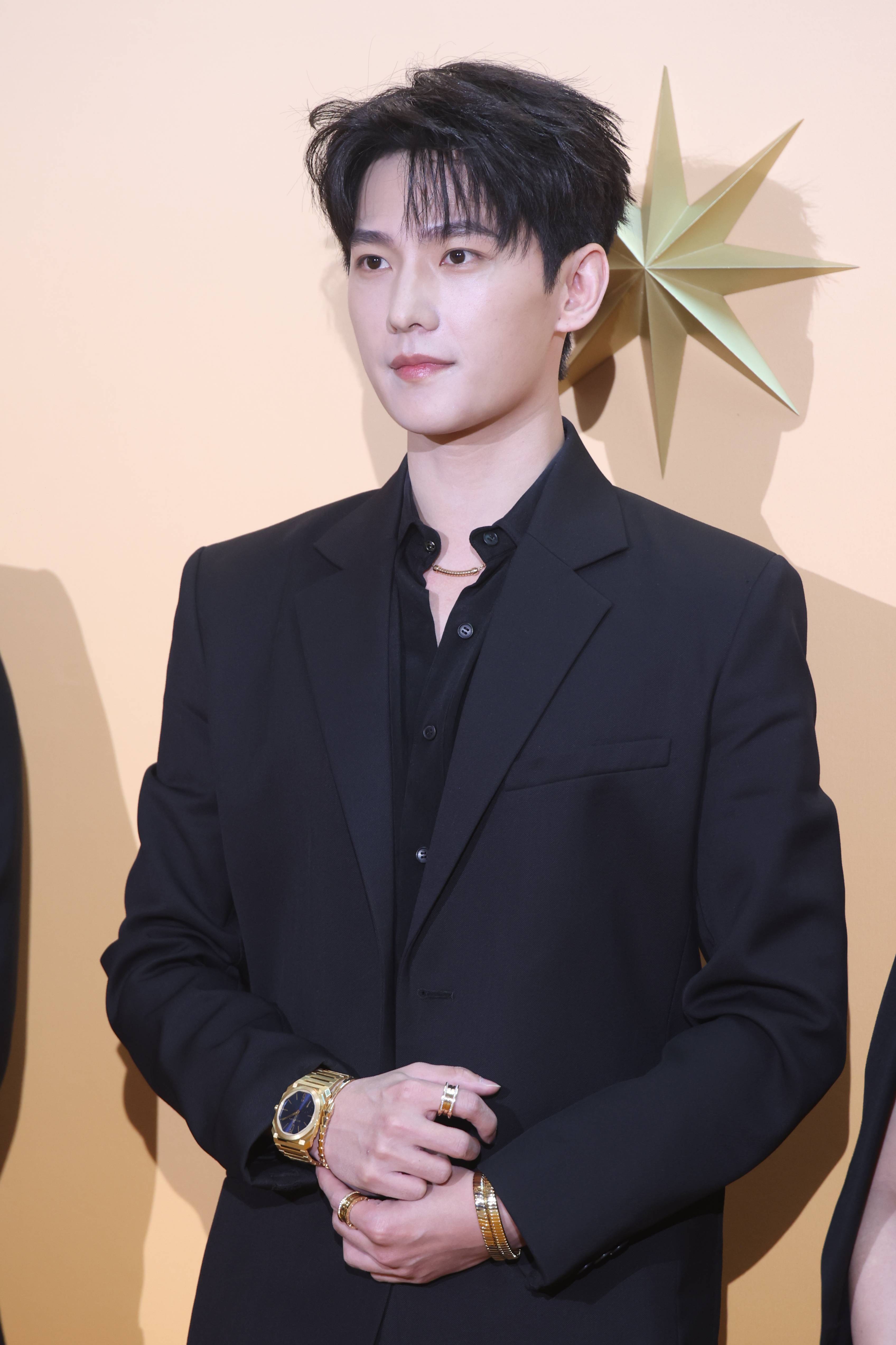 杨洋黑西装配珠宝帅气夺目 透露明年有两部新剧播出