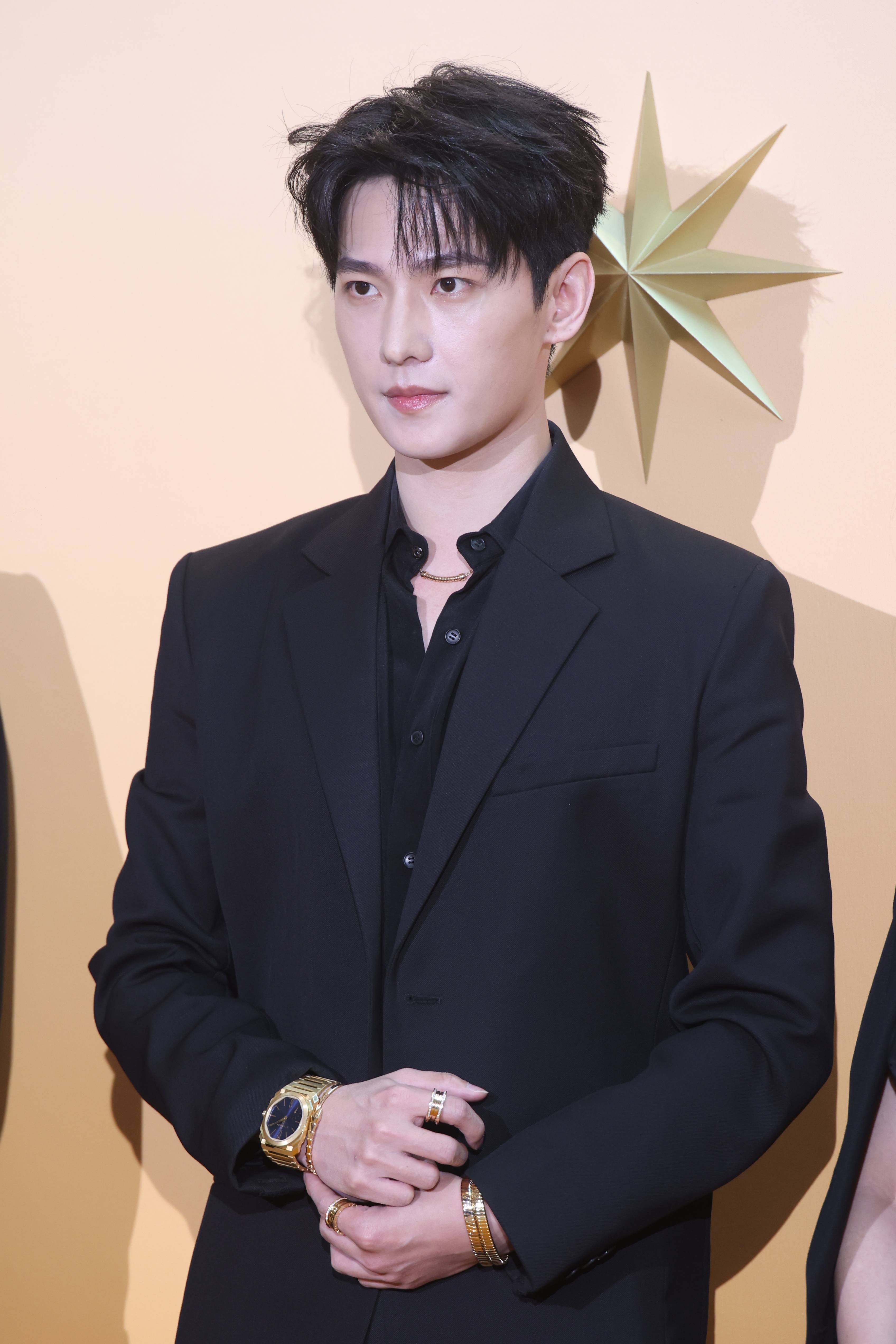 杨洋黑西装配珠宝帅气夺目 透露明年有两部新剧播出