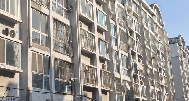 青岛即墨一小区 楼体外墙大量裂缝 业主：担心结构安全