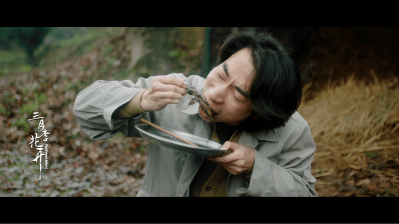 电影《三月李花开》一位“吃百家饭·穿百家衣”养大的孩子带着全村开“花”